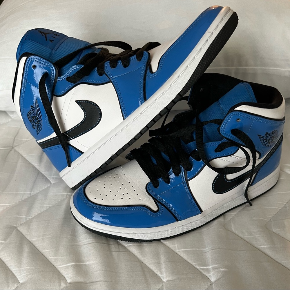 Air Jordan 1 Mid “Signal Blue”